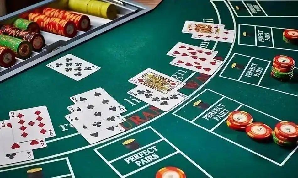 Tampilan permainan Caribbean Stud Poker di ponsel sky99 menampilkan kartu pemain dan dealer dengan tombol keputusan yang jelas